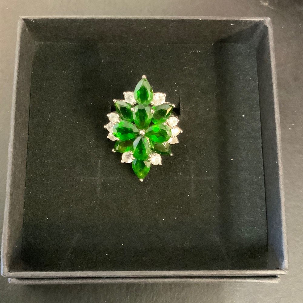 Elegant Green and Silver Women's Ring